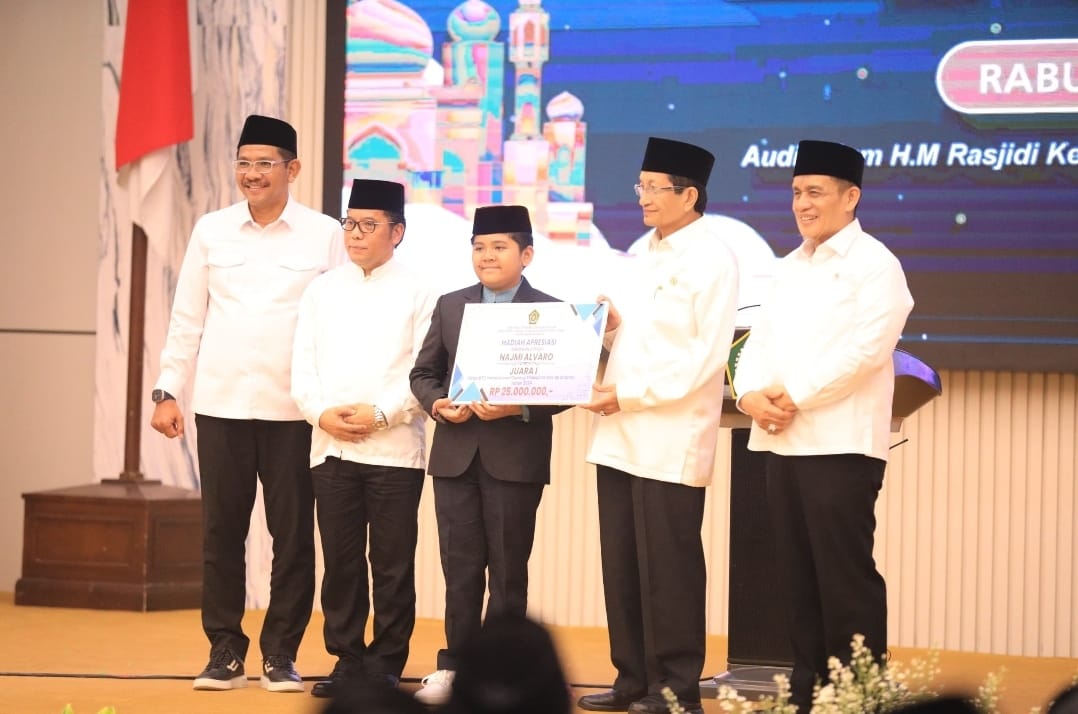 Jakarta, Bimas Islam — Kementerian Agama (Kemenag) memberi penghargaan kepada Najmi Alvaro, qari cilik asal Kalimantan Tengah yang meraih juara pertama pada ajang Musabaqah Tilawatil Qur’an (MTQ) Internasional Tijan Annour 2025 di Qatar. Penghargaan senilai Rp25 juta tersebut diserahkan langsung oleh Menteri Agama, Nasaruddin Umar, dalam kegiatan Halalbihalal Kemenag di Jakarta, Rabu (8/4/2025). Direktur Jenderal Bimbingan Masyarakat Islam, Abu Rokhmad, mengapresiasi pencapaian Najmi yang baru berusia 12 tahun. Ia menilai keberhasilan tersebut menunjukkan tingginya minat generasi muda Indonesia terhadap Al-Qur’an. “Ini bukti bahwa kita memiliki generasi yang terus mencintai Al-Qur'an. Najmi adalah salah satu cerminan generasi tersebut yang membawa harum nama bangsa di kancah internasional,” ujar Abu kepada wartawan, Kamis (10/4/2025). Abu berharap prestasi Najmi dapat dipromosikan secara luas kepada masyarakat. Ia menekankan bahwa bentuk apresiasi seperti ini tidak hanya menghargai individu, tetapi juga memperkuat citra positif Indonesia di mata dunia. “Kita perlu memberi tahu publik bahwa mereka berprestasi, dan patut menjadi contoh inspiratif melalui Al-Qur'an. Ini bukan hanya untuk mereka, tetapi juga untuk menunjukkan kepada dunia bahwa Indonesia memiliki kader luar biasa di bidang Al-Qur’an,” katanya. Menurut Abu, penghargaan ini merupakan wujud komitmen pemerintah dalam melestarikan seni membaca dan menghafal Al-Qur’an. “Semangat para qari dan qariah kita patut menjadi inspirasi bagi semua pihak agar terus berkontribusi mengharumkan nama bangsa,” tandasnya.