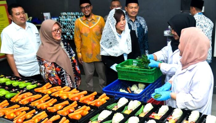 Menkomdigi Tinjau Koperasi Pesantren Al Ittifaq, Dorong Model Koperasi Merah Putih Berbasis Komunitas
