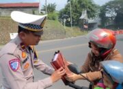 Bagi-Bagi Helm dan Mainan Gratis, Polres Purwakarta Beri Edukasi Keselamatan Anak Sejak Dini
