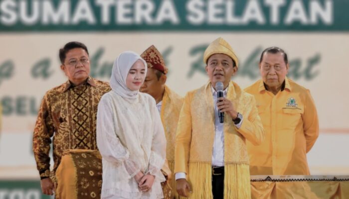 Bahlil Biayai Mahasiswi Berprestasi Jadi Dokter Spesialis, Siap Bangunkan Klinik Gratis