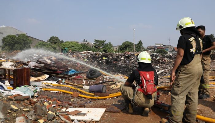 Petugas Damkar Gugur Saat Padamkan Kebakaran Sampah di Jaktim, Pemprov DKI Pastikan Hak Keluarga Dipenuhi